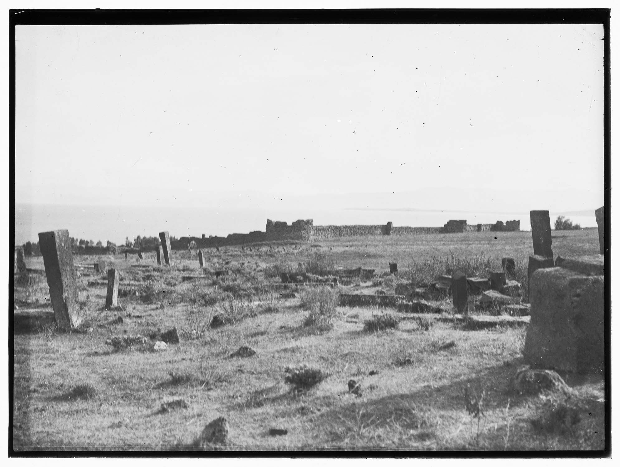 Vue du château depuis un cimetière